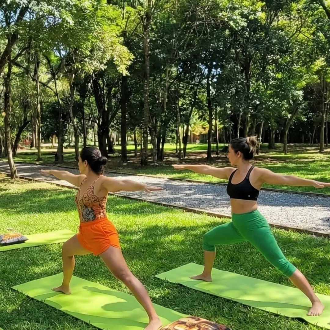 Praticante em postura de yoga durante aula para adultos em Sorocaba